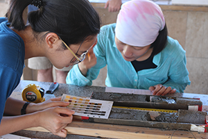 2 students examining cores