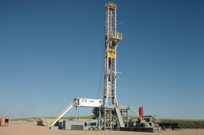 Oil derrick in the Williston Basin, North Dakota. Image Credit: Joshua Doubek, Licensed under Creative Commons, CC-BY-SA-3.0, http://creativecommons.org/licenses/by-sa/3.0) via Wikimedia Commons