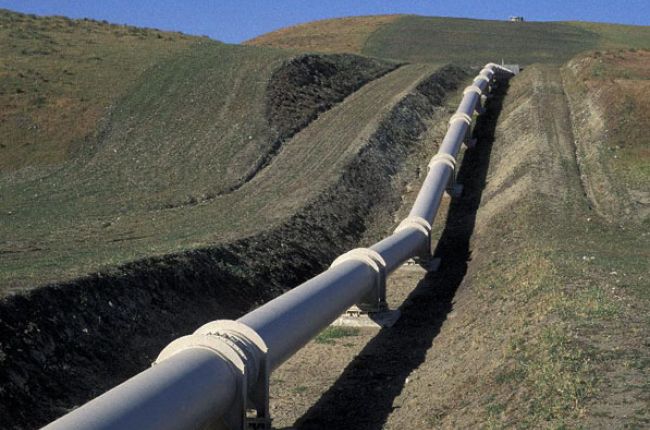An earthquake-resistant pipeline crossing the San Andreas Fault at Cholame, California. Image Copyright © Michael Collier http://www.earthscienceworld.org/images