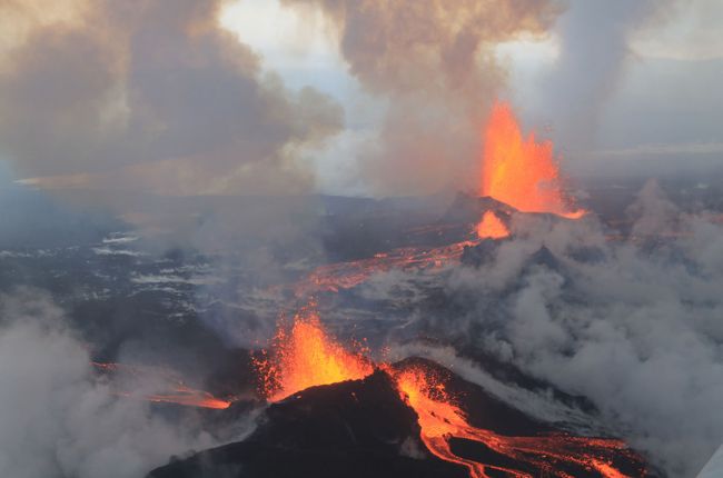 Lava erupting from fissures at Bárðarbunga Volcano, Iceland. Image Credit: Peter Hartree, CC BY-SA 2.0, Bárðarbunga Volcano, September 4 2014