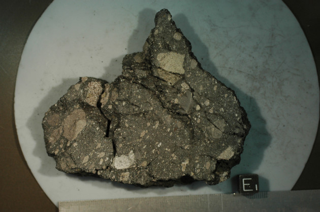 Campione di breccia lunare 15498, raccolto durante la missione Apollo 15, costituito da frammenti di basalto saldati insieme da vetro lunare scuro formatosi durante un evento di impatto